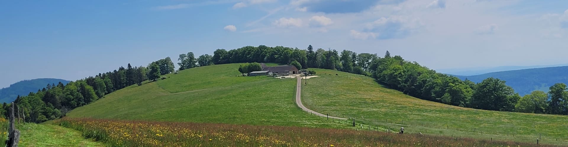Blick auf die Bergwirtschaft Laupersdörfer Stierenberg mit Hofanlage und Wiese - Desktop